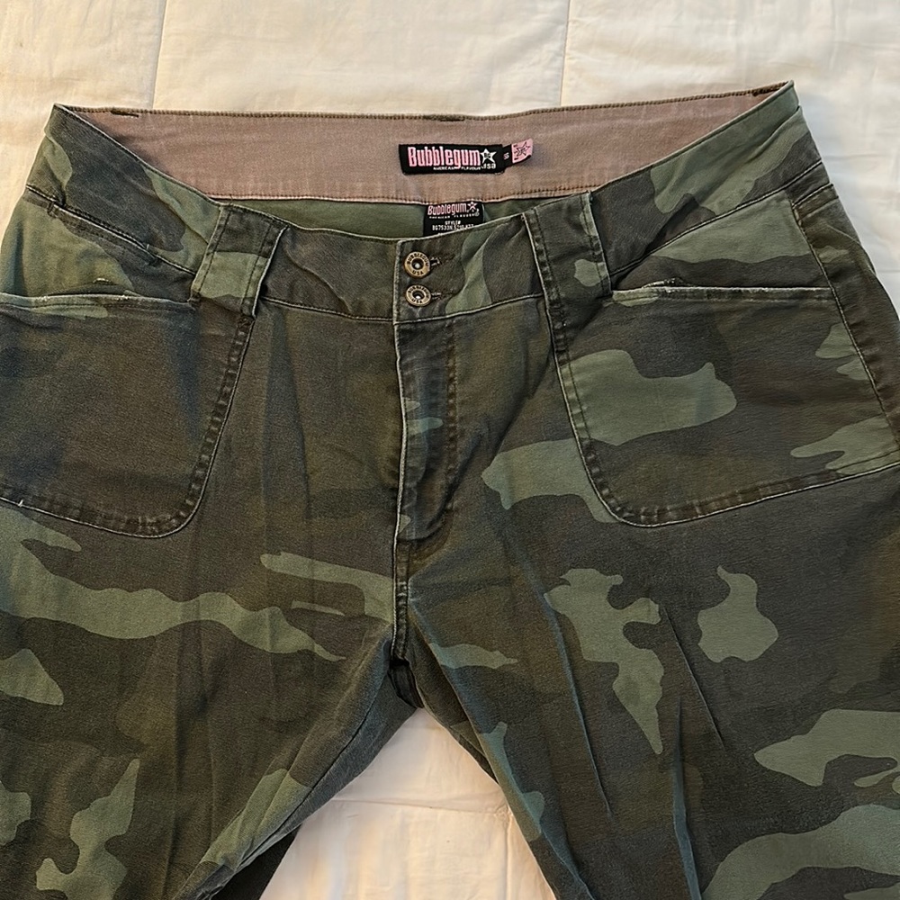 Bubblegum USA low rise, camouflage, capris. Size 18.